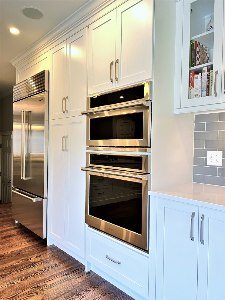 Inspiration for a transitional kitchen remodel with an undermount sink, shaker cabinets, white cabinets and stainless steel appliances