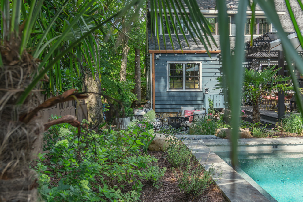 Свежая идея для дизайна: летний участок и сад среднего размера на заднем дворе в современном стиле с перегородкой для приватности, полуденной тенью, покрытием из каменной брусчатки и с деревянным забором - отличное фото интерьера