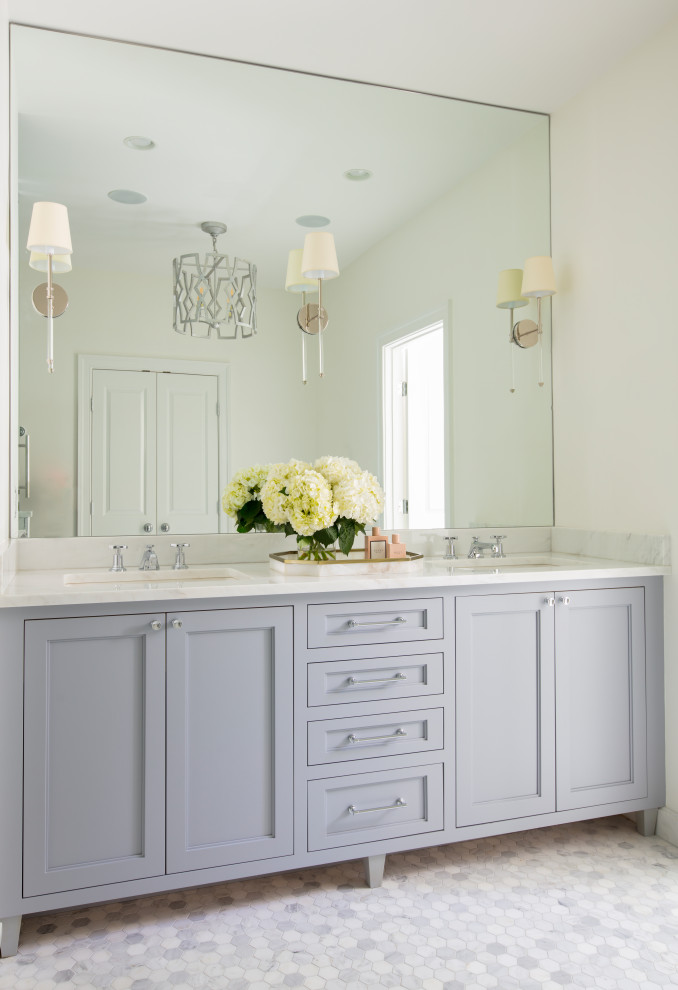 Foto di una stanza da bagno padronale chic di medie dimensioni con ante in stile shaker, ante blu, pavimento con piastrelle a mosaico, top in marmo, top bianco, due lavabi e mobile bagno incassato