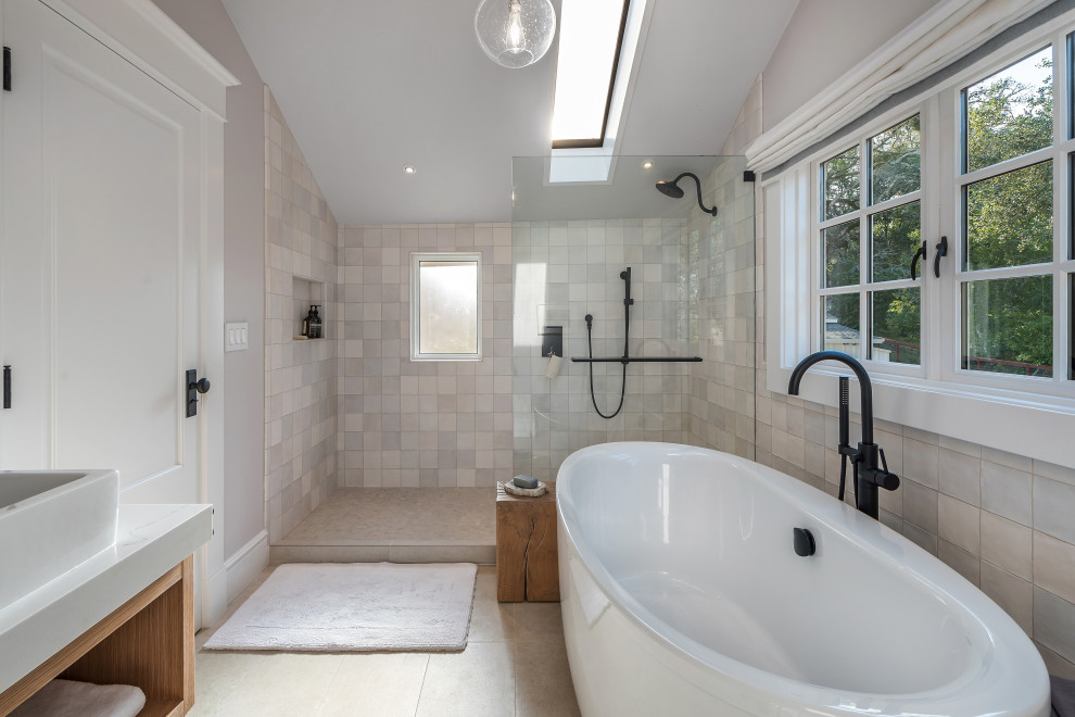 Inredning av ett klassiskt vit vitt en-suite badrum, med öppna hyllor, skåp i mellenmörkt trä, ett fristående badkar, en öppen dusch, beige väggar, ett fristående handfat, marmorbänkskiva, beiget golv och med dusch som är öppen