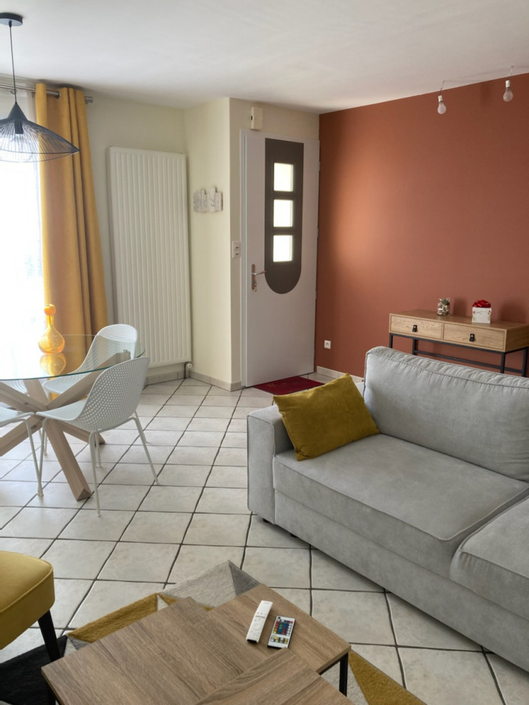 Foto di un soggiorno moderno di medie dimensioni e aperto con pareti gialle, pavimento con piastrelle in ceramica e pavimento bianco