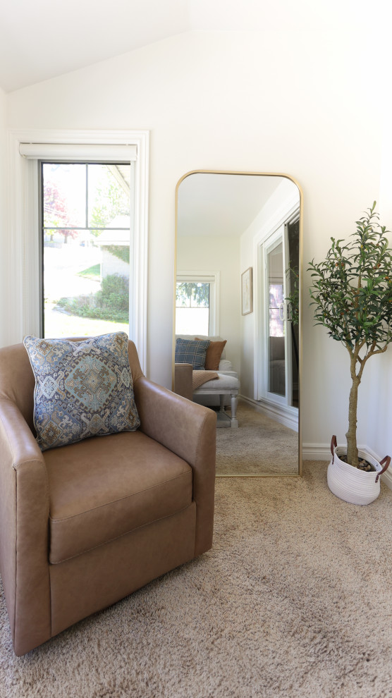 Transitional home design photo in Toronto