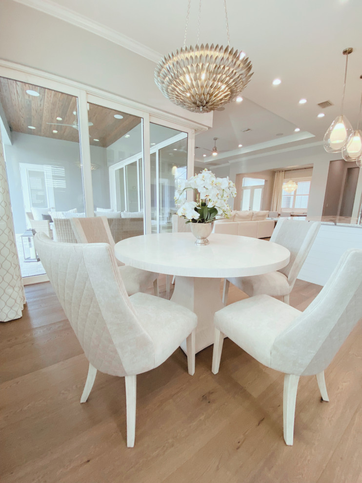Aménagement d'une salle à manger classique de taille moyenne avec une banquette d'angle, un mur gris, parquet clair et un sol marron.