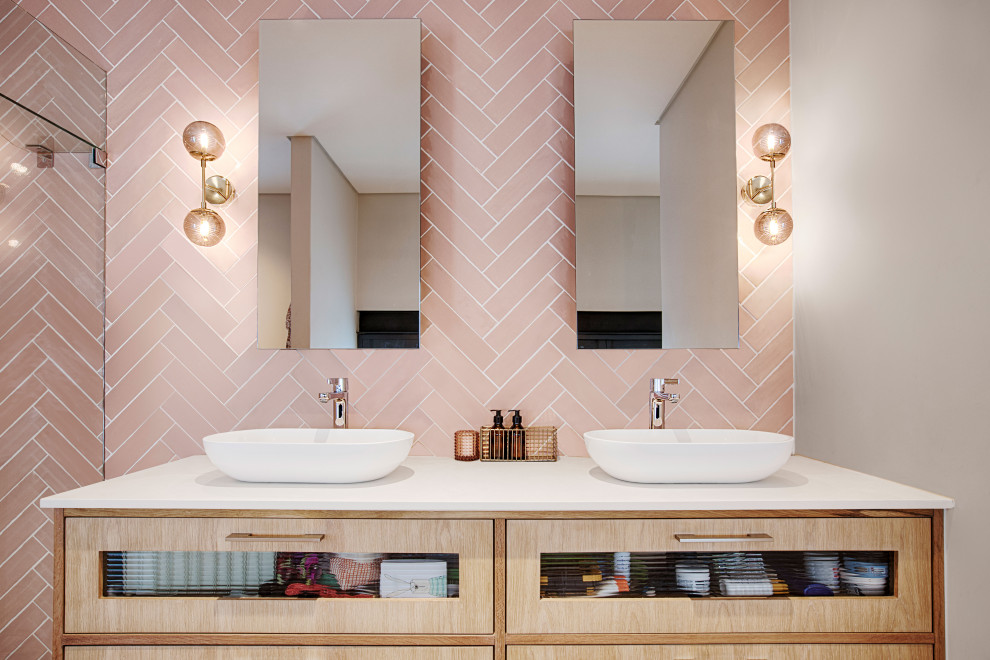 Idéer för funkis vitt en-suite badrum, med luckor med glaspanel, skåp i ljust trä, rosa kakel, rosa väggar och bänkskiva i kvarts
