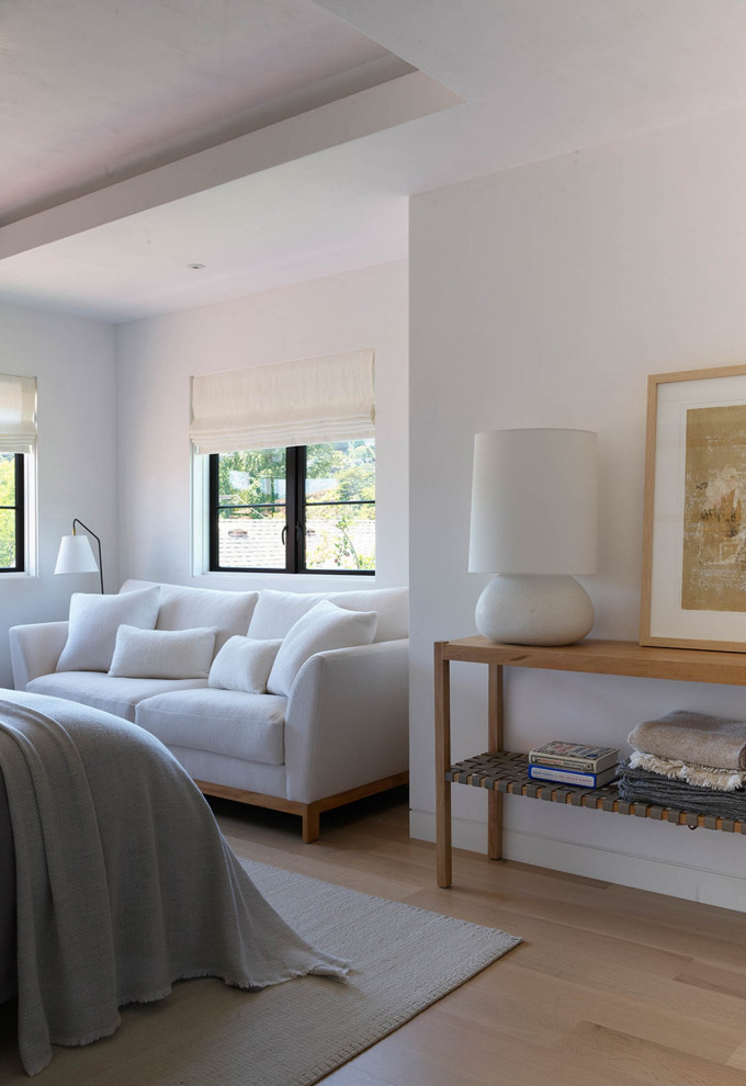 Свежая идея для дизайна: большая хозяйская спальня в стиле неоклассика (современная классика) с белыми стенами, светлым паркетным полом и бежевым полом - отличное фото интерьера