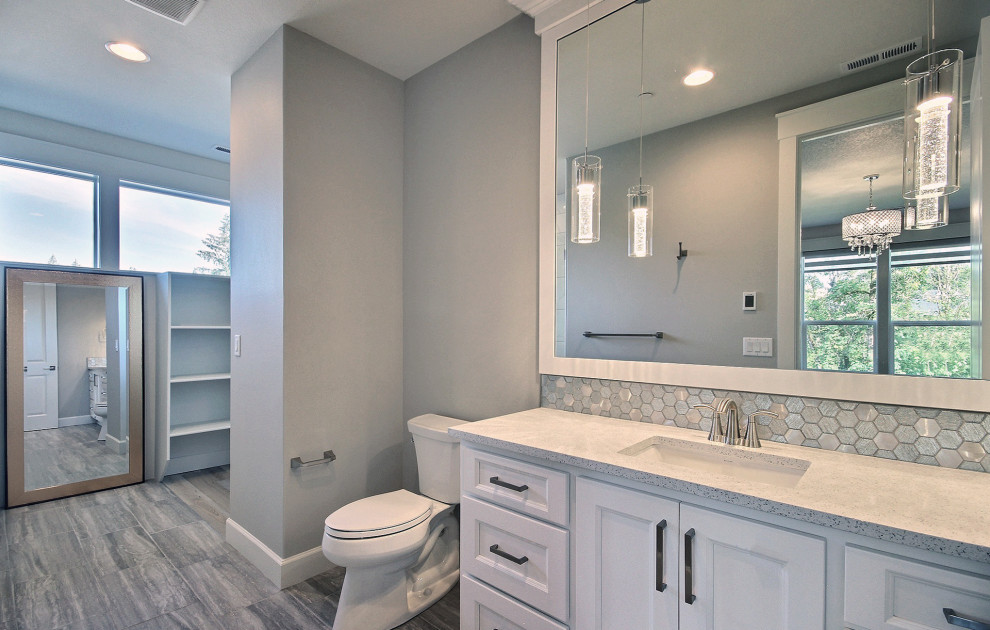 Idée de décoration pour une très grande salle de bain minimaliste avec un placard avec porte à panneau encastré, des portes de placard blanches, WC séparés, un carrelage blanc, des carreaux de miroir, un mur beige, un sol en carrelage de céramique, un lavabo encastré, un plan de toilette en granite, un sol gris, une cabine de douche à porte battante, un plan de toilette blanc, un banc de douche, meuble simple vasque et meuble-lavabo encastré.