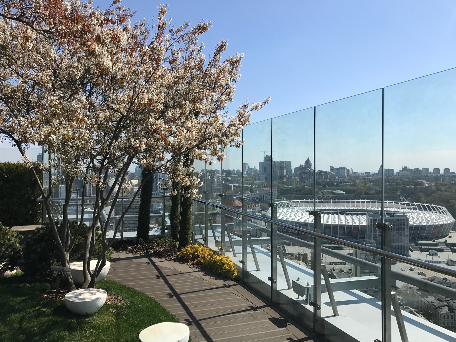 Парк на крыше жилого высотного здания.