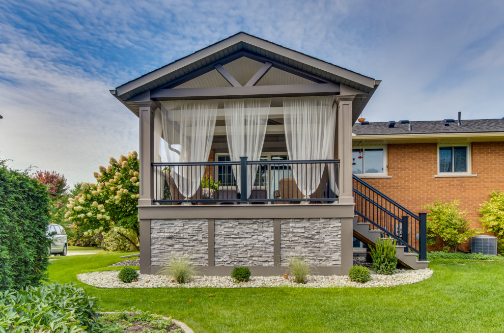 Transitional deck photo in Toronto