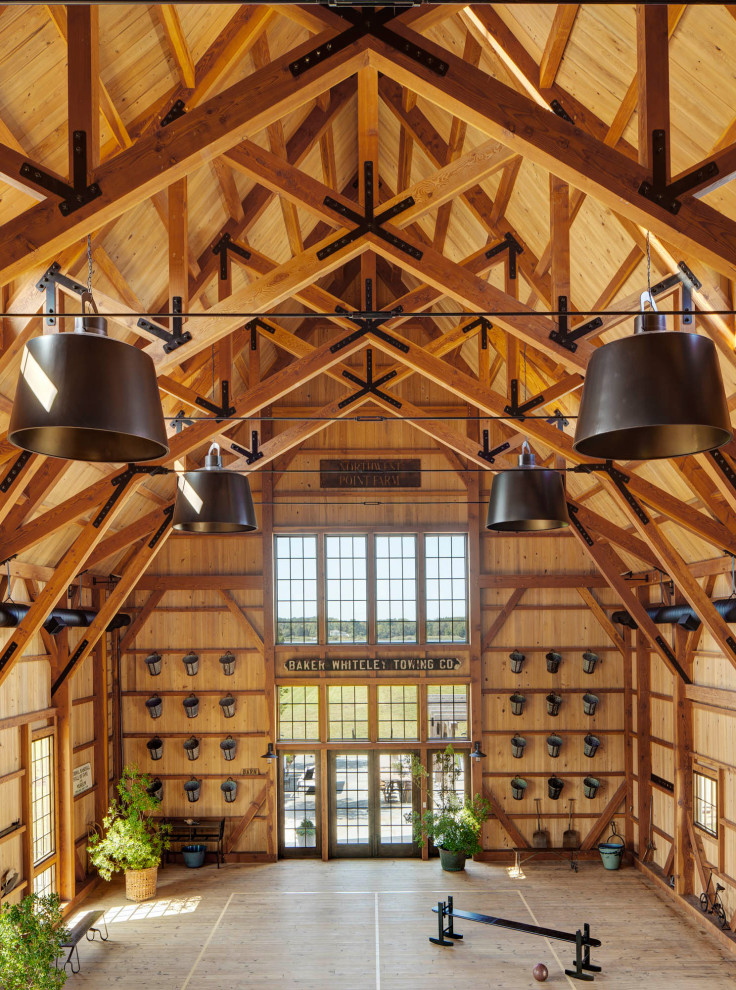 Multifunktionaler, Mittelgroßer Klassischer Fitnessraum mit brauner Wandfarbe, hellem Holzboden, braunem Boden und freigelegten Dachbalken in Baltimore