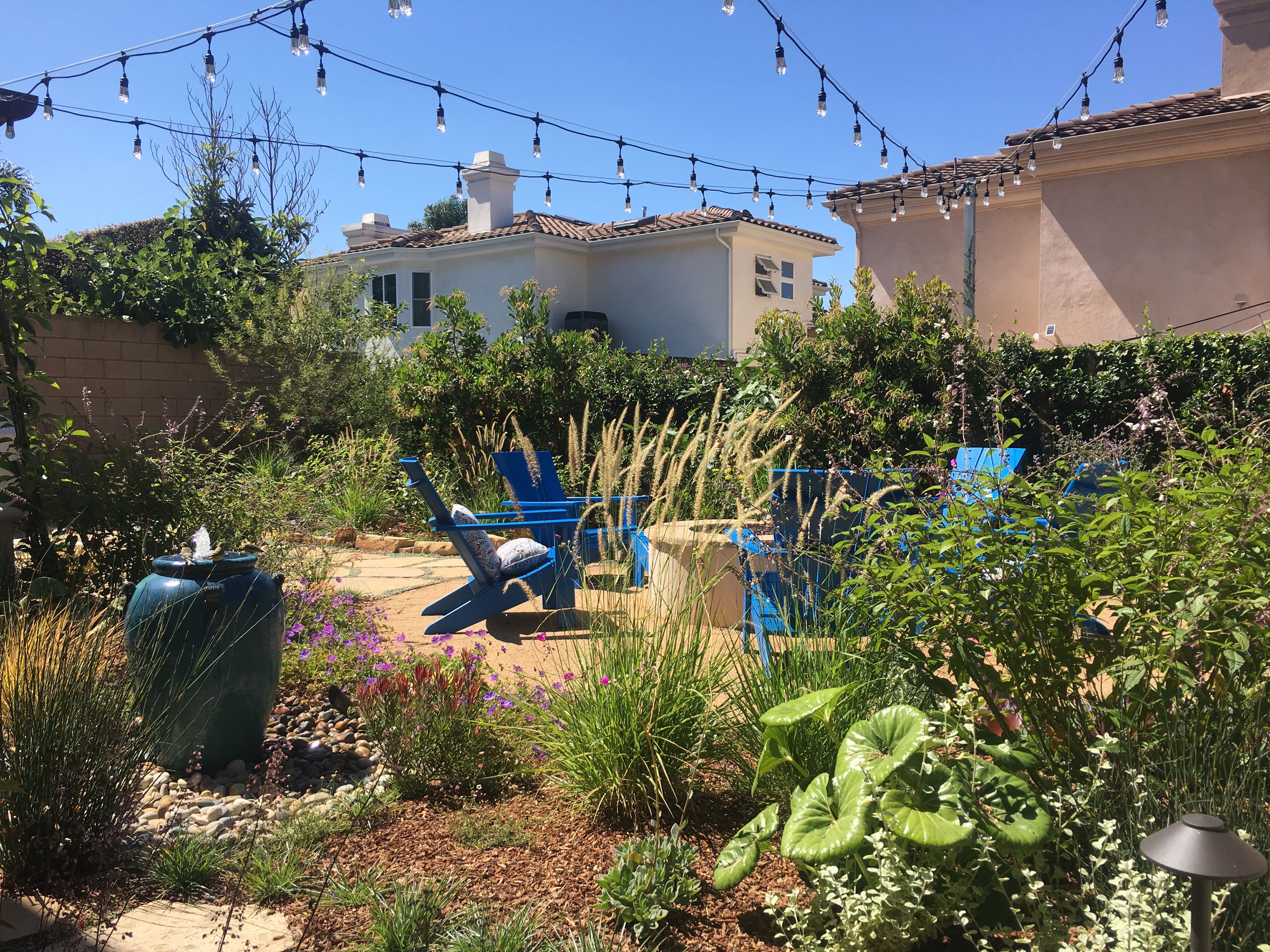 Photo of a contemporary landscaping.