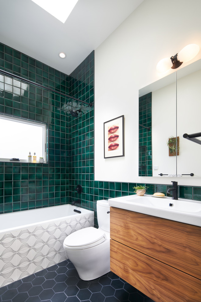 Foto de cuarto de baño principal, único y flotante actual de tamaño medio con armarios con paneles lisos, puertas de armario de madera en tonos medios, baldosas y/o azulejos verdes y encimeras blancas