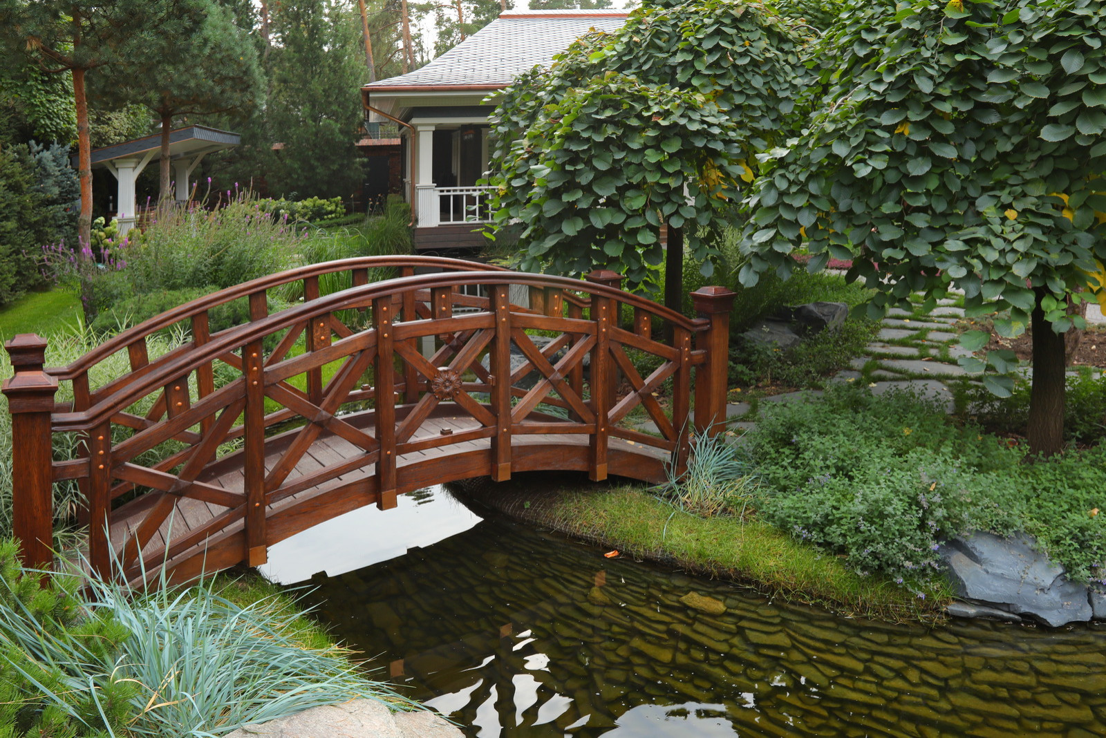 Коттеджный сад в Барвихе (дизайн и исполнение компании "Imperial Garden")