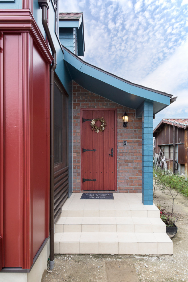 Свежая идея для дизайна: входная дверь с одностворчатой входной дверью и красной входной дверью - отличное фото интерьера