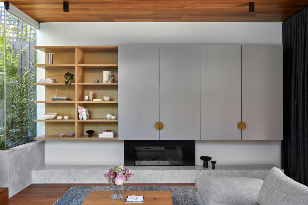 Mittelgroßes, Offenes Modernes Wohnzimmer mit weißer Wandfarbe, braunem Holzboden, Kamin, Kaminumrandung aus Metall, verstecktem TV und Holzdielendecke in Melbourne