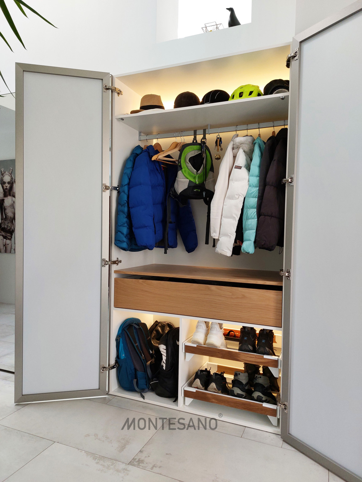 Зеркальный шкаф-стена в загородном доме