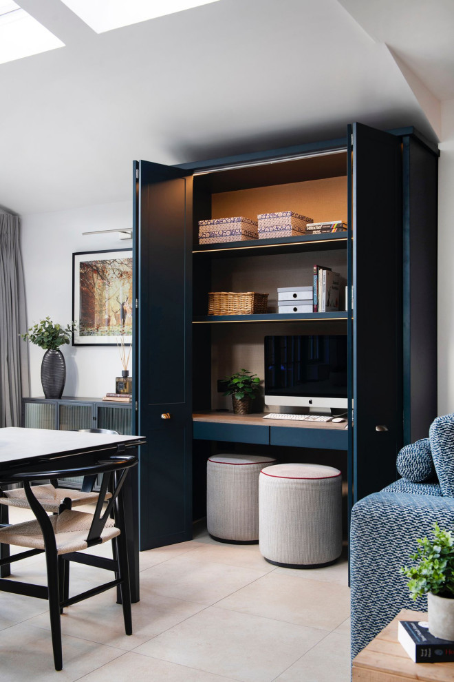 Esempio di un ufficio minimalista di medie dimensioni con pareti grigie, pavimento con piastrelle in ceramica, scrivania incassata, pavimento beige e soffitto a volta