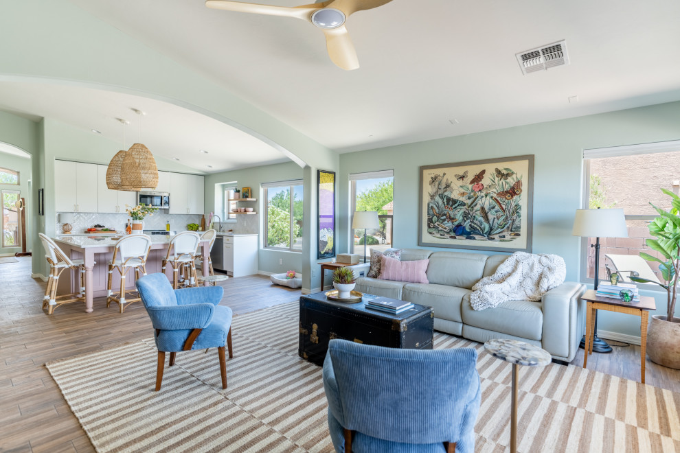 Offenes Klassisches Wohnzimmer mit grüner Wandfarbe, Keramikboden und braunem Boden in Phoenix