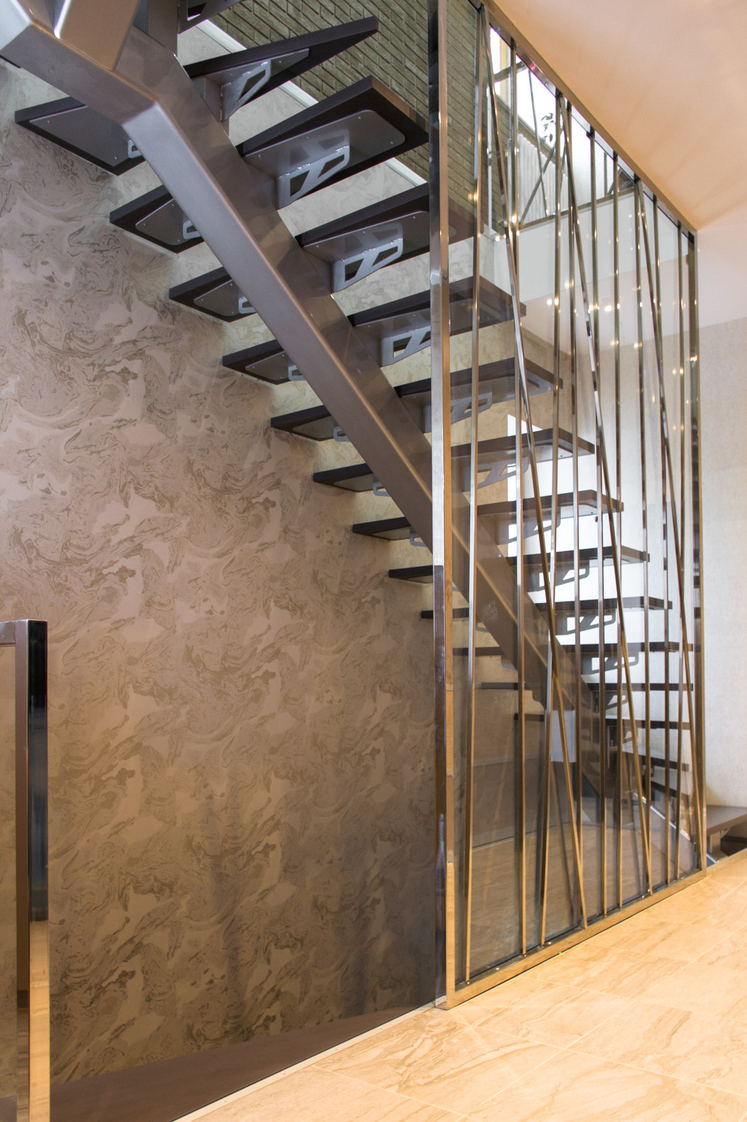 Лестница с декоративным ограждением из нержавеющей стали в частном доме