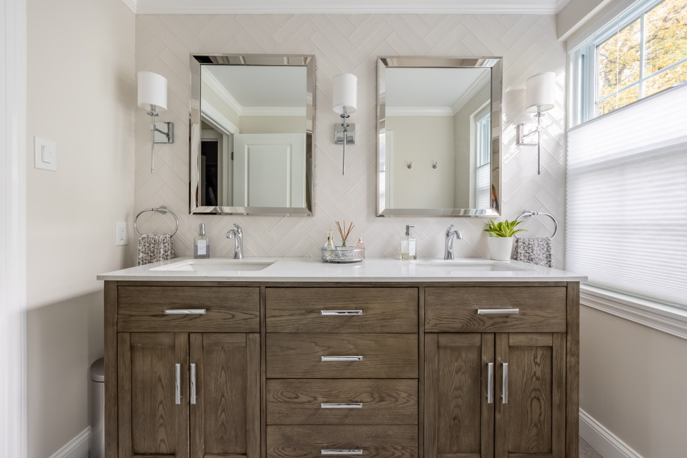 Modelo de cuarto de baño doble y de pie clásico renovado con paredes beige, armarios estilo shaker, puertas de armario de madera oscura, lavabo bajoencimera y encimeras blancas
