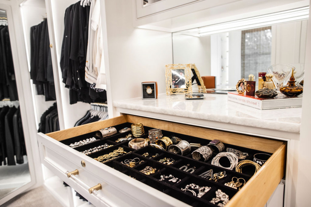 Foto de armario vestidor unisex clásico renovado grande con armarios con rebordes decorativos, puertas de armario blancas, moqueta y suelo gris