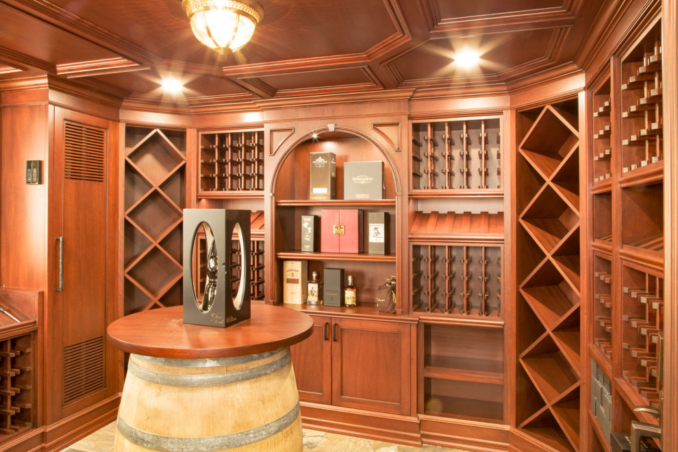 Ejemplo de bodega tradicional renovada de tamaño medio con suelo de madera en tonos medios