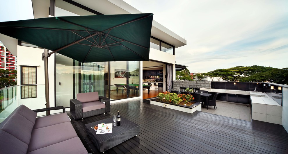 Contemporary deck in Singapore.