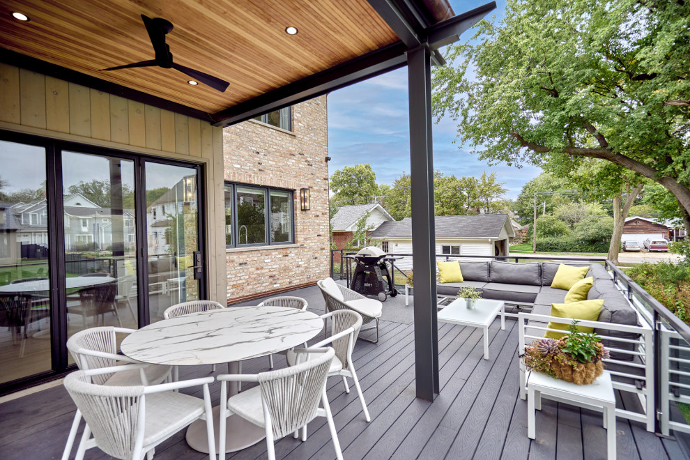 Imagen de terraza planta baja moderna grande en patio trasero y anexo de casas con privacidad y barandilla de metal