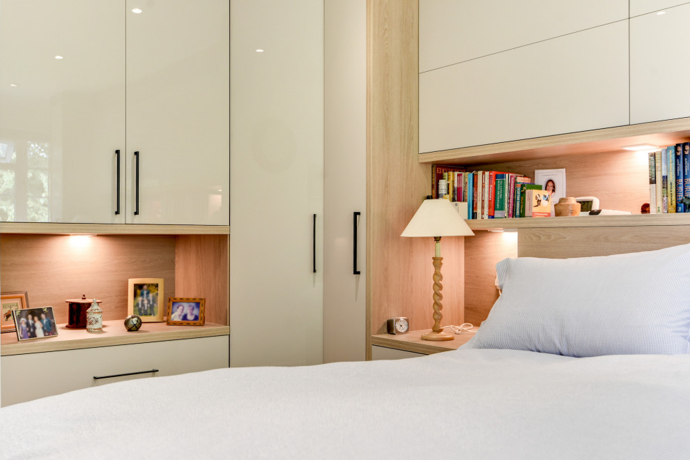 Mittelgroßes Modernes Hauptschlafzimmer ohne Kamin mit weißer Wandfarbe, Teppichboden und lila Boden in Surrey
