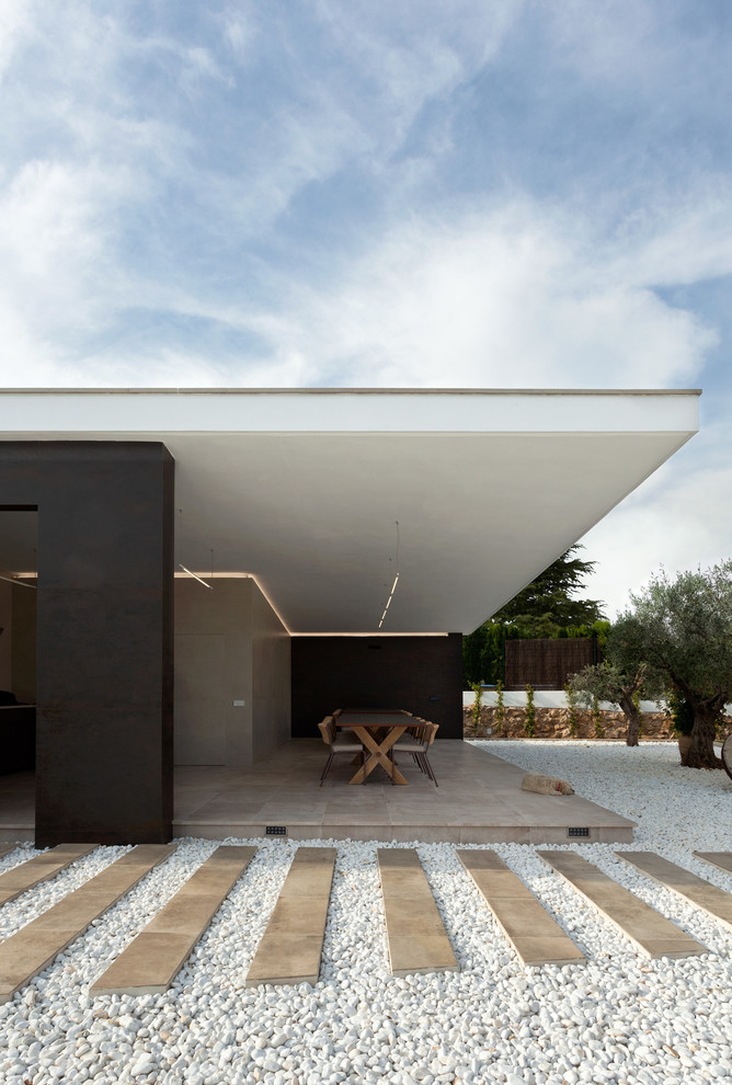 Modern verandah in Valencia with an outdoor kitchen, tile and a roof extension.