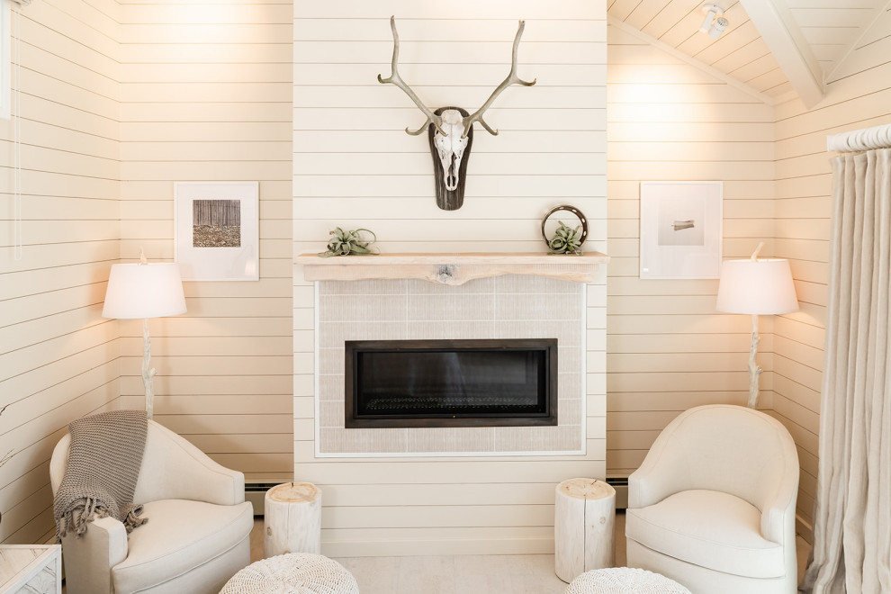 Cette image montre une grande chambre parentale marine avec un mur beige, parquet clair, une cheminée standard, un manteau de cheminée en lambris de bois, un sol blanc, un plafond en lambris de bois et du lambris de bois.