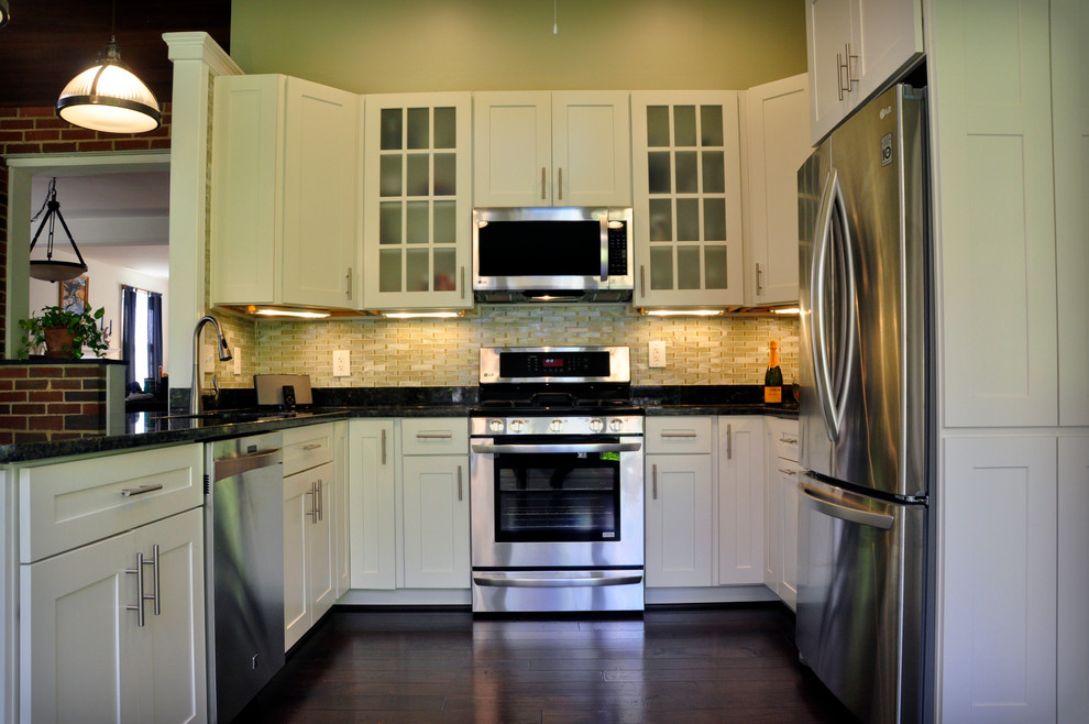 Example of a mid-sized transitional u-shaped dark wood floor eat-in kitchen design in DC Metro with an undermount sink, shaker cabinets, white cabinets, granite countertops, yellow backsplash, glass tile backsplash, stainless steel appliances and a peninsula