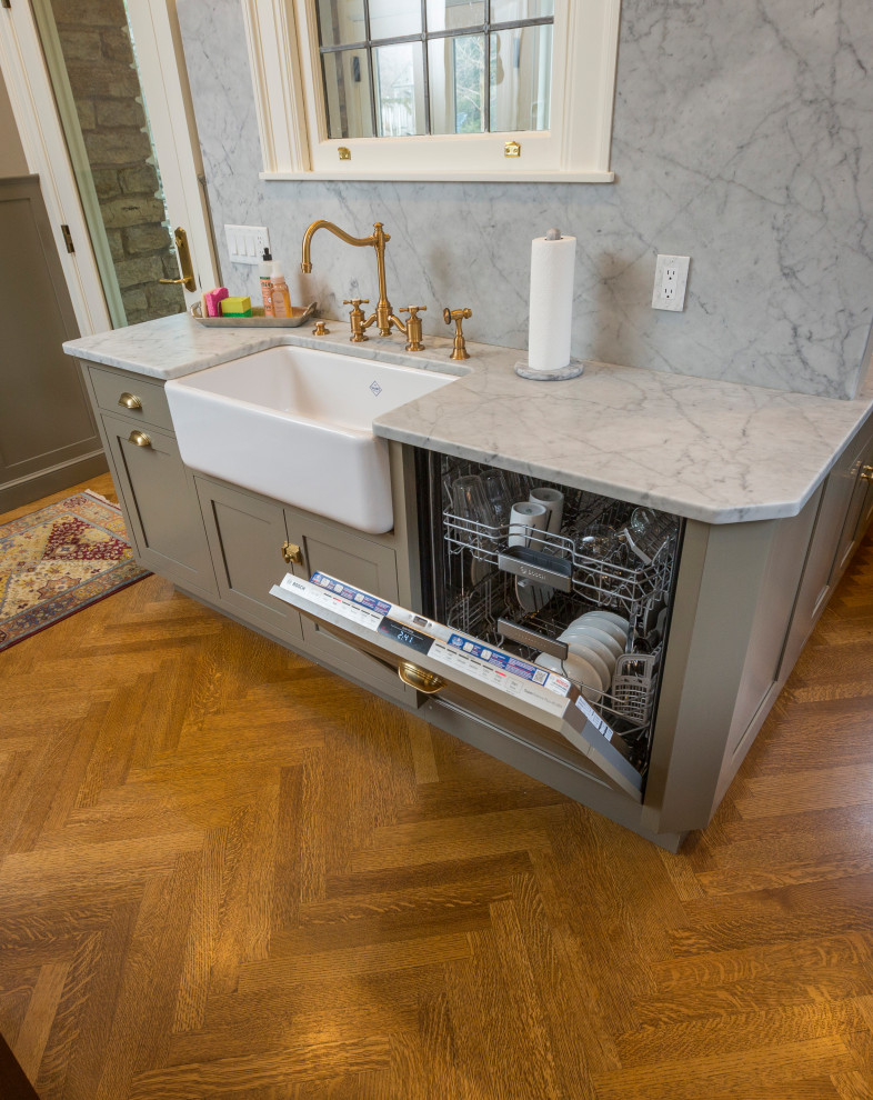 Transitional kitchen photo in Cincinnati