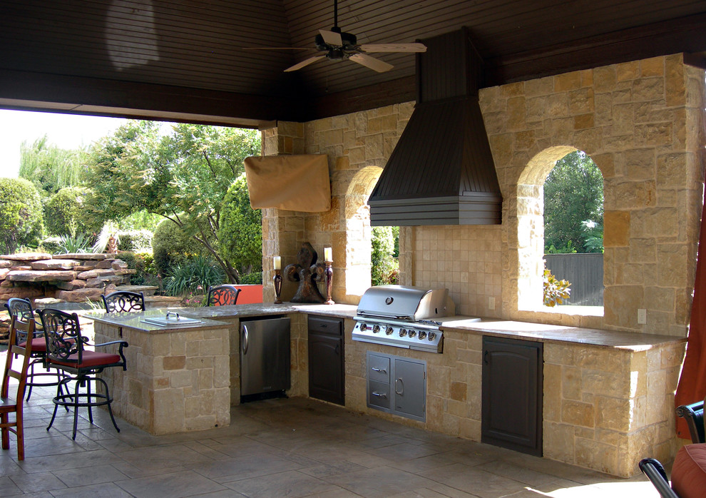 Design ideas for a traditional patio in Dallas.