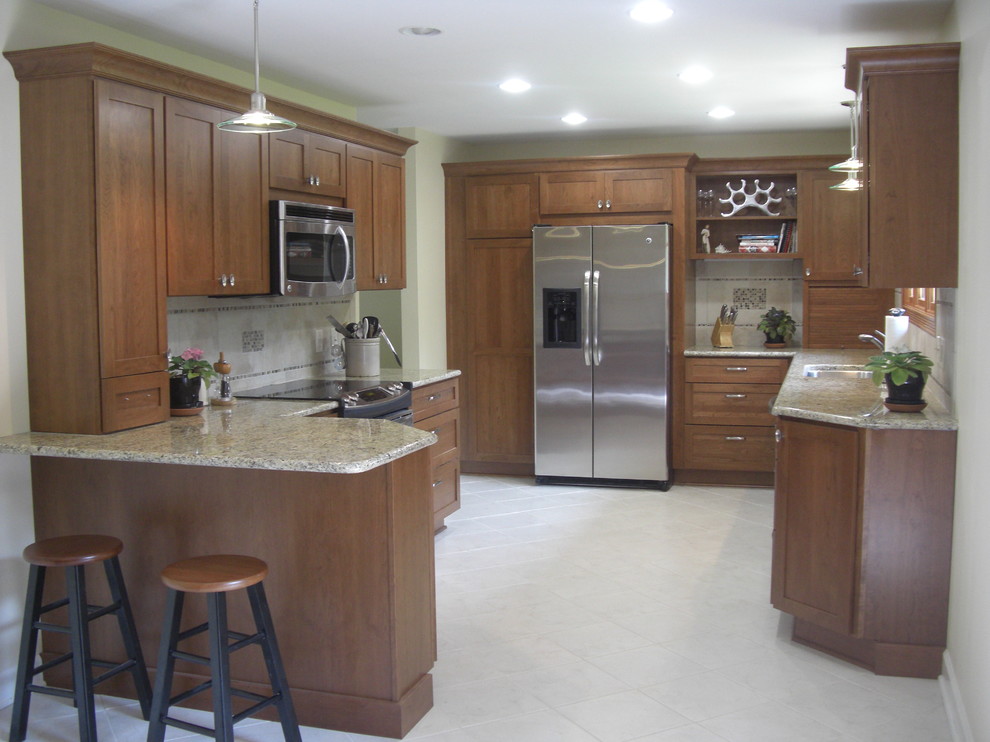 Transitional kitchen photo in Chicago