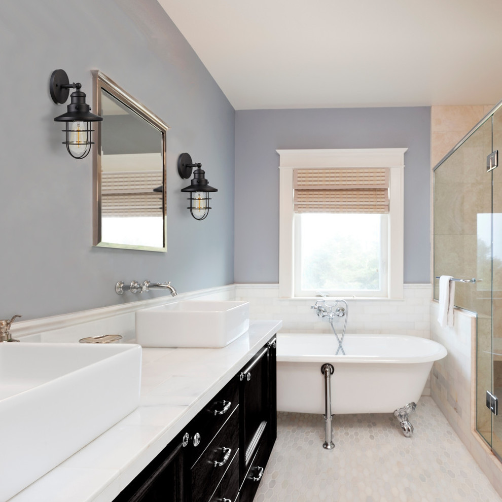 Exempel på ett industriellt en-suite badrum, med svarta skåp, ett badkar med tassar, en hörndusch, en toalettstol med hel cisternkåpa, skifferkakel, vita väggar, klinkergolv i keramik, ett konsol handfat, marmorbänkskiva, beiget golv och dusch med gångjärnsdörr