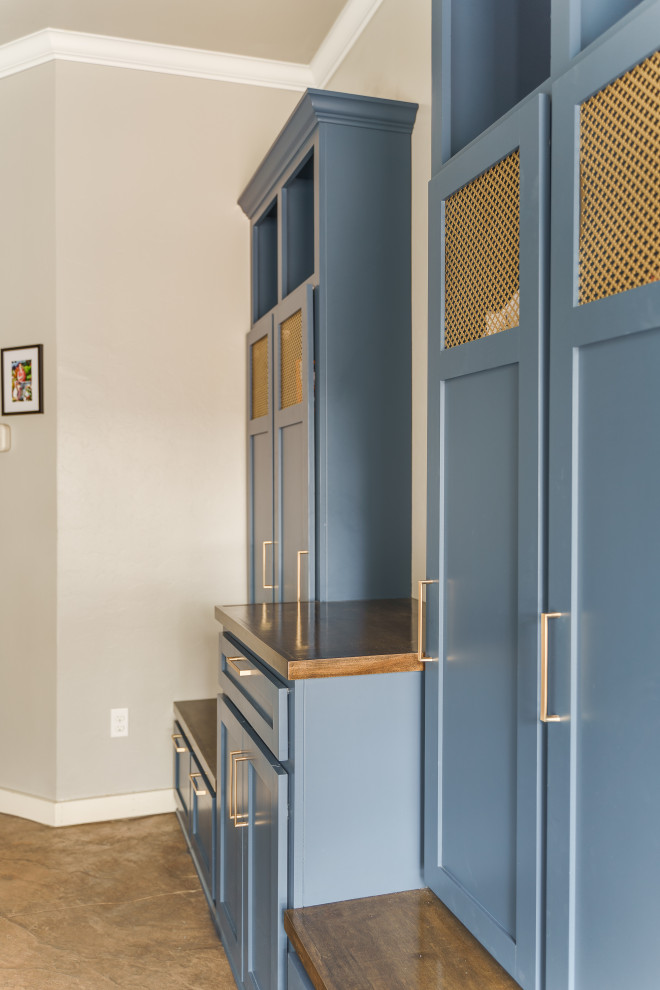 На фото: тамбур среднего размера в стиле неоклассика (современная классика) с бежевыми стенами, бетонным полом и коричневым полом