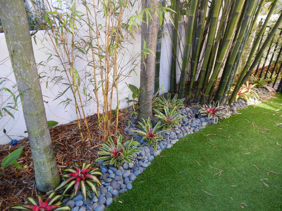 Asian garden in Miami with gravel.