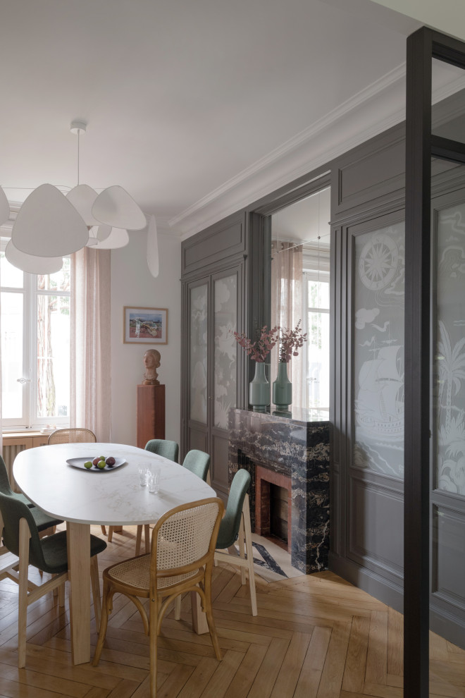 Inspiration pour une grande salle à manger ouverte sur le salon nordique avec sol en béton ciré et un sol beige.