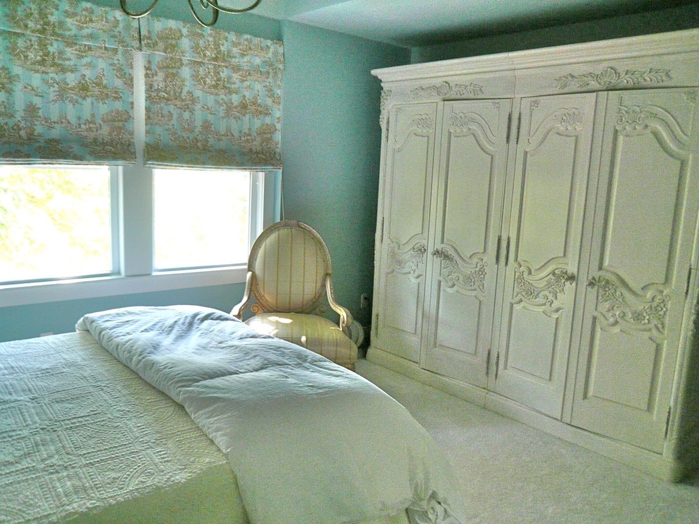 Small traditional master bedroom in Philadelphia with blue walls, carpet and no fireplace.