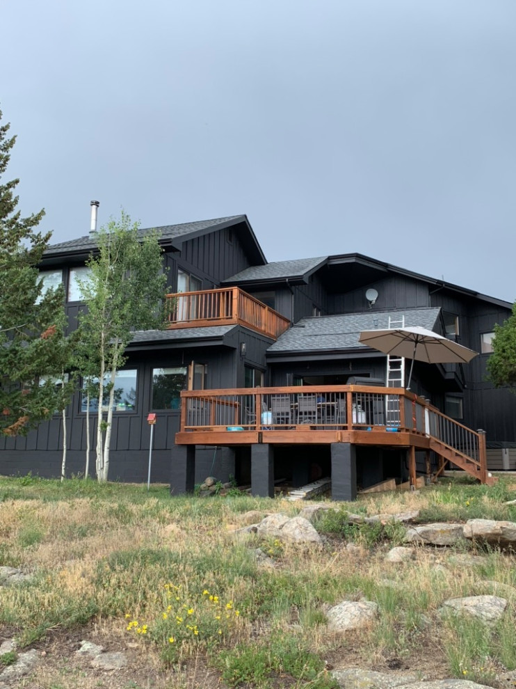 Zweistöckiges Haus mit Faserzement-Fassade, schwarzer Fassadenfarbe und Wandpaneelen in Denver