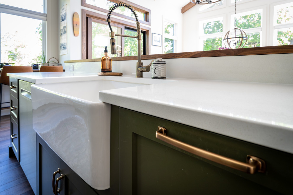 Example of a mid-sized transitional home design design
