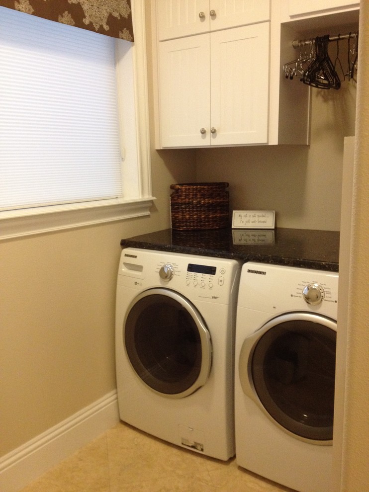 This is an example of a traditional laundry room in Orlando.