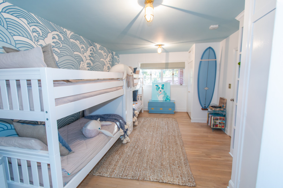 Idéer för ett stort maritimt könsneutralt barnrum kombinerat med sovrum och för 4-10-åringar, med blå väggar och ljust trägolv