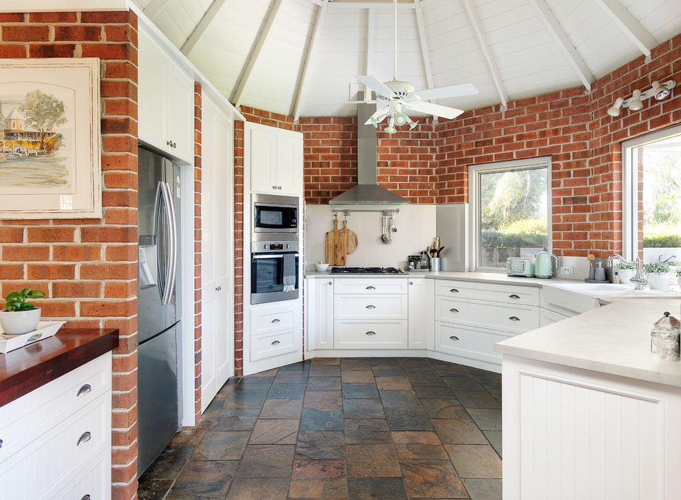 Inspiration for a traditional kitchen in Perth.