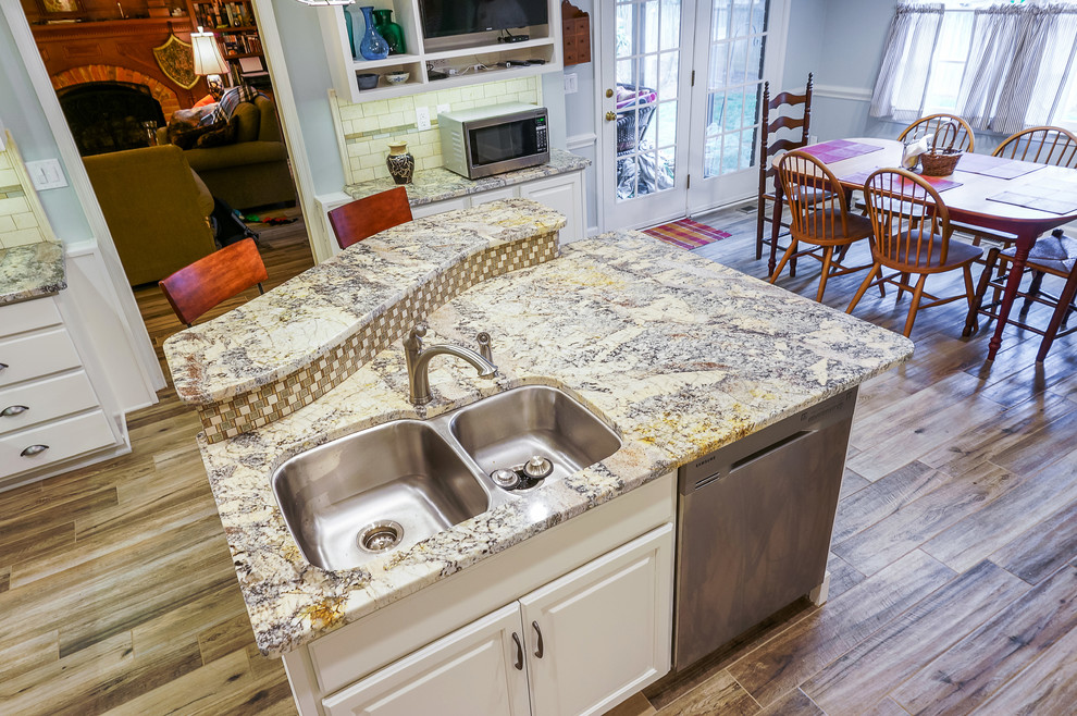 Example of a mid-sized transitional kitchen design