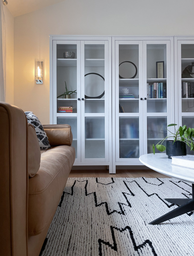 Ejemplo de salón abierto minimalista con paredes blancas y suelo de madera clara