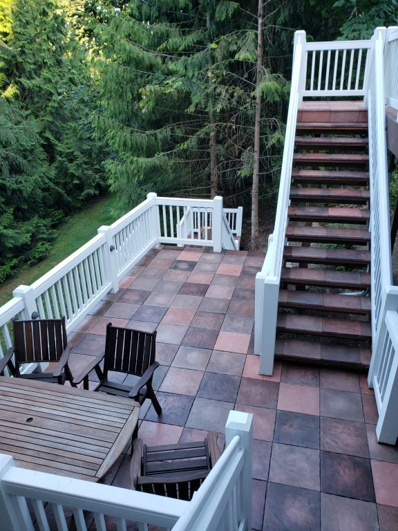 Diseño de terraza rústica grande en patio trasero con cocina exterior y barandilla de madera