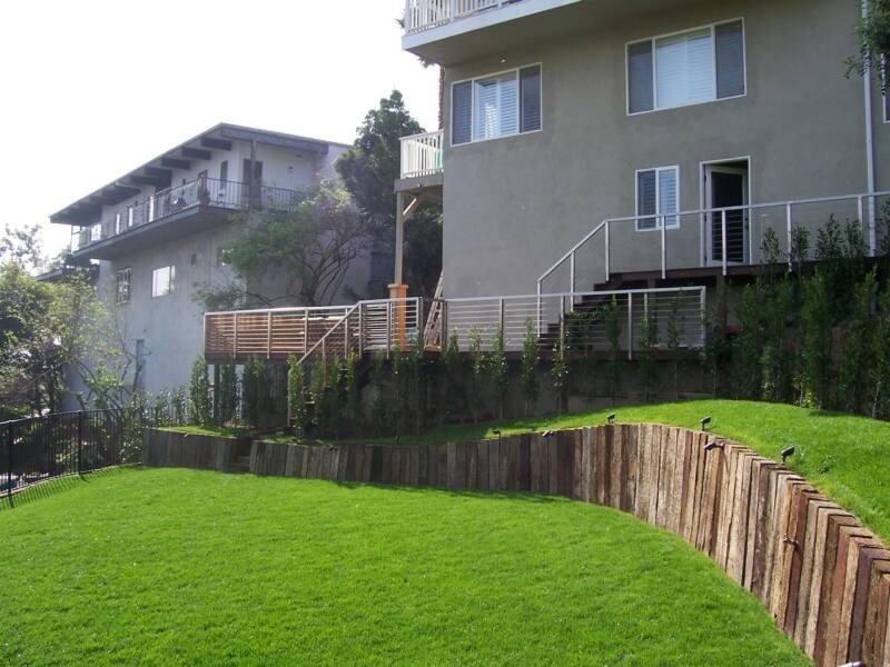 Transitional deck photo in Los Angeles