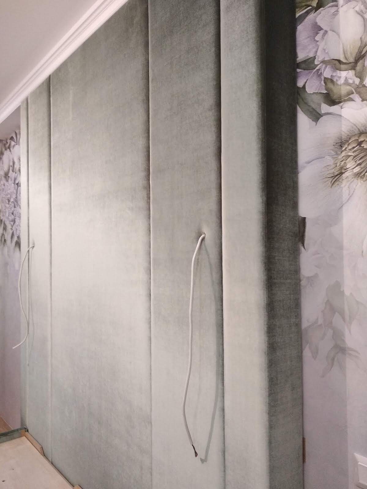 Оливковая бархатная кровать с высоким изголовьем