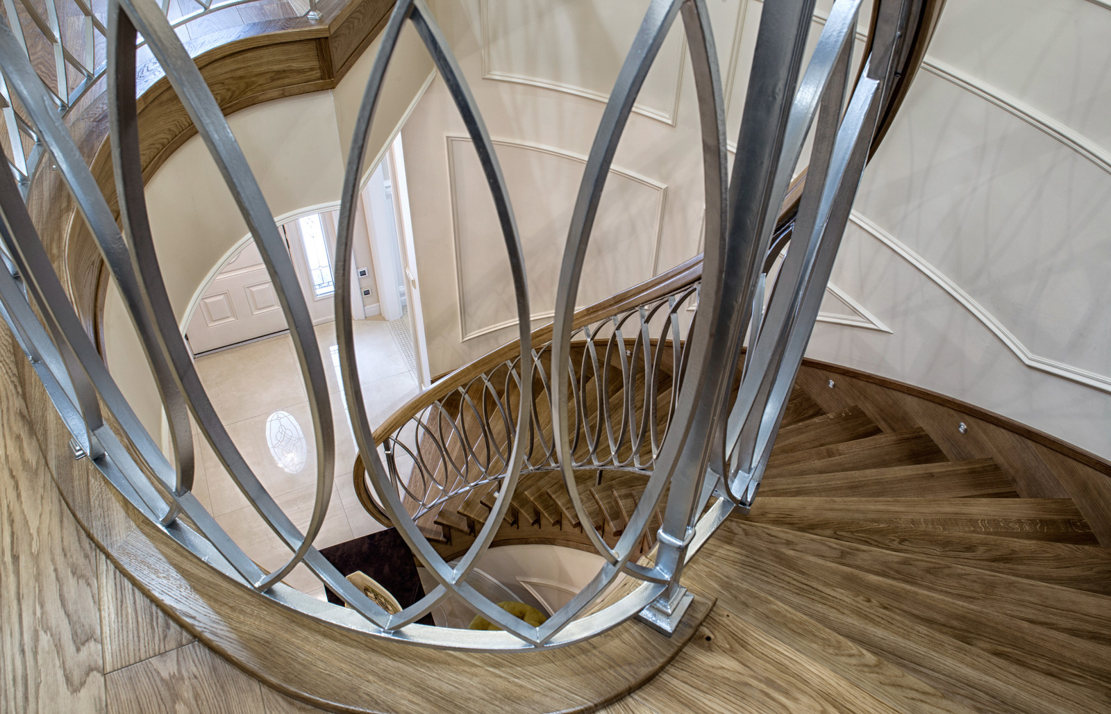 Облицовка с кованым ограждением